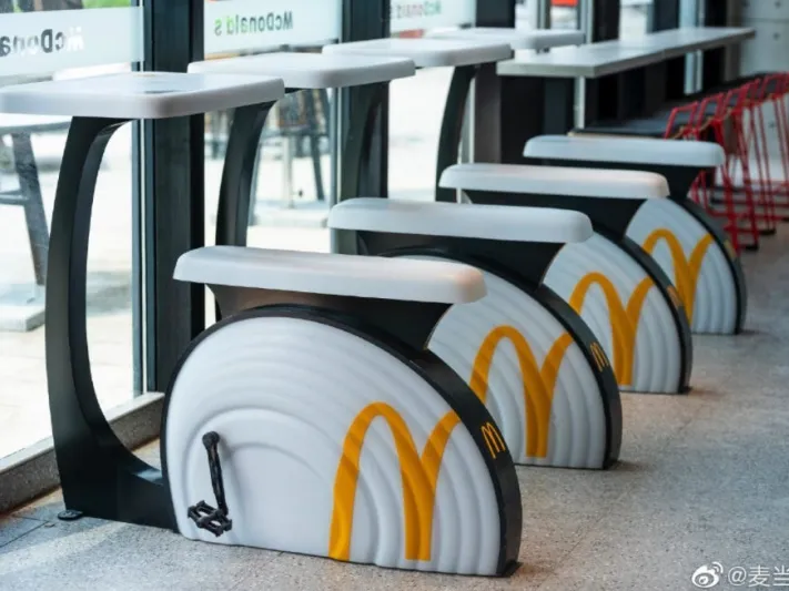 ماذا تفعل الدراجات الرياضية داخل فروع «ماكدونالدز»؟ (فيديو)