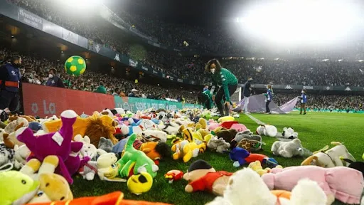 لماذا ألقى الجمهور آلافًا من دمى الأطفال داخل الملعب؟ (فيديو)