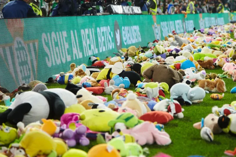 لماذا ألقى الجمهور آلافًا من دمى الأطفال داخل الملعب؟ (فيديو)
