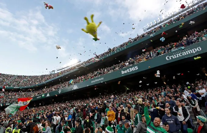 لماذا ألقى الجمهور آلافًا من دمى الأطفال داخل الملعب؟ (فيديو)