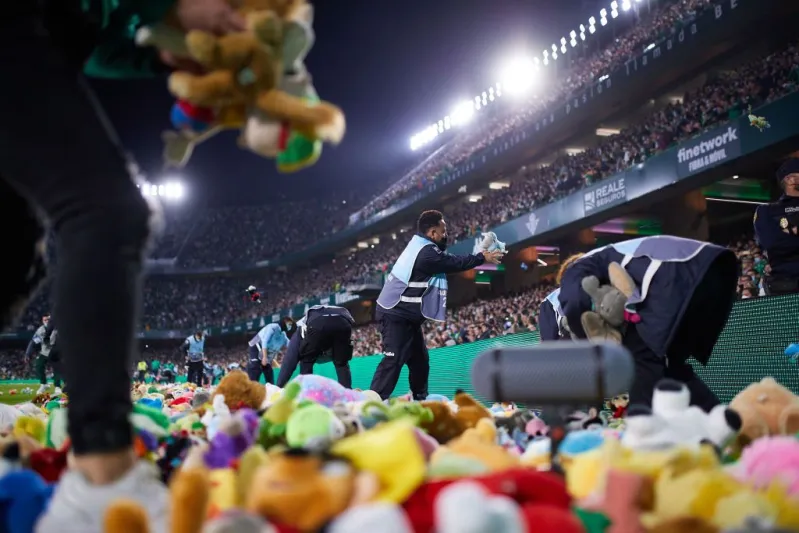 لماذا ألقى الجمهور آلافًا من دمى الأطفال داخل الملعب؟ (فيديو)