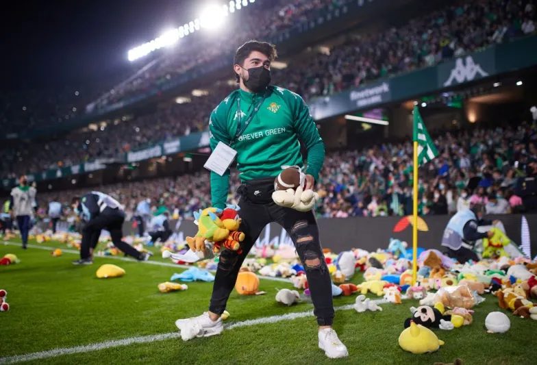 لماذا ألقى الجمهور آلافًا من دمى الأطفال داخل الملعب؟ (فيديو)