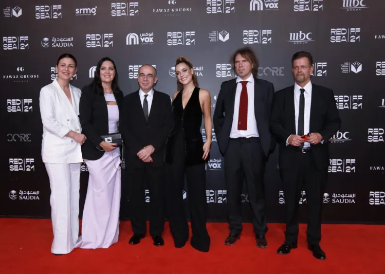 نجوم العالم يتوافدون على السجادة الحمراء لمهرجان البحر الأحمر السينمائي (صور)
