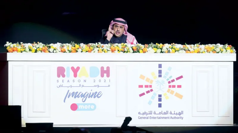 شاعر الوطن يفتتح أولى الأمسيات الشعرية بموسم الرياض (فيديو)