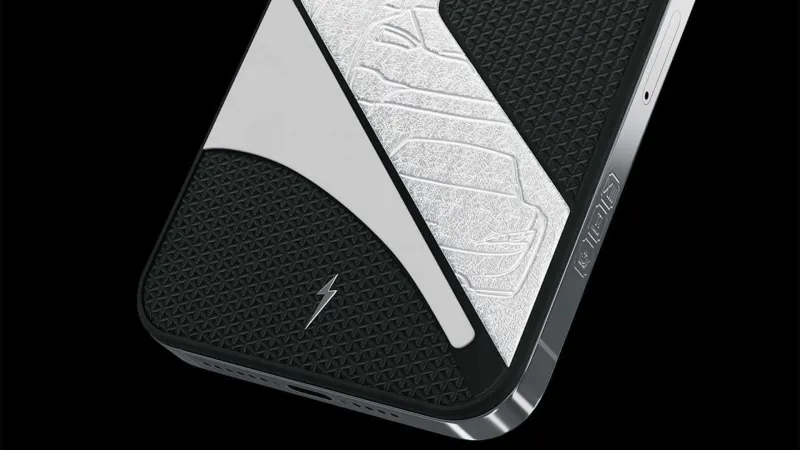 هاتف آيفون فاخر بأجزاء من سيارات تيسلا وبسعر خيالي (فيديو)