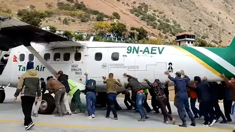 مشهد لم يحدث من قبل.. ركاب يدفعون طائرة للحاق برحلة