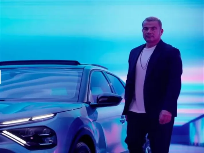 عمرو دياب يتألق بإطلالات جريئة في كليبه الجديد (فيديو)