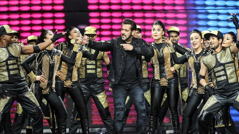 سلمان خان يشعل المسرح بحفله الاستعراضي الأول بالمملكة