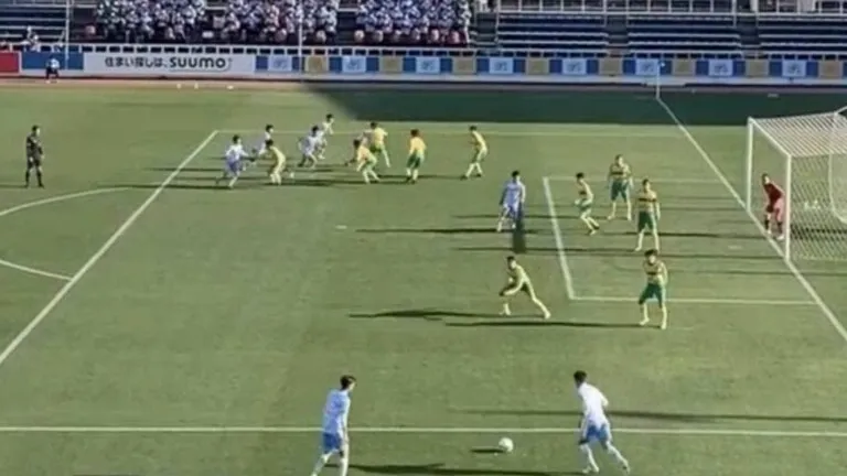 فريق كرة قدم يحرز هدفًا فريدًا عن طريق الرقص (فيديو)