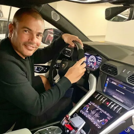 جولة في مرآب سيارات عمرو دياب (صور)