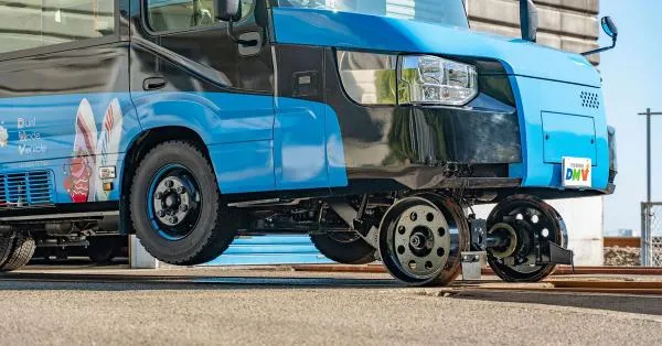 أول مركبة ثنائية في العالم تسير على الطرقات والسكك الحديدية (فيديو) 