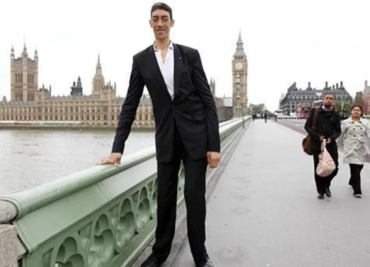 أطول رجل في العالم يريد الزواج من امرأة بهذا الطول