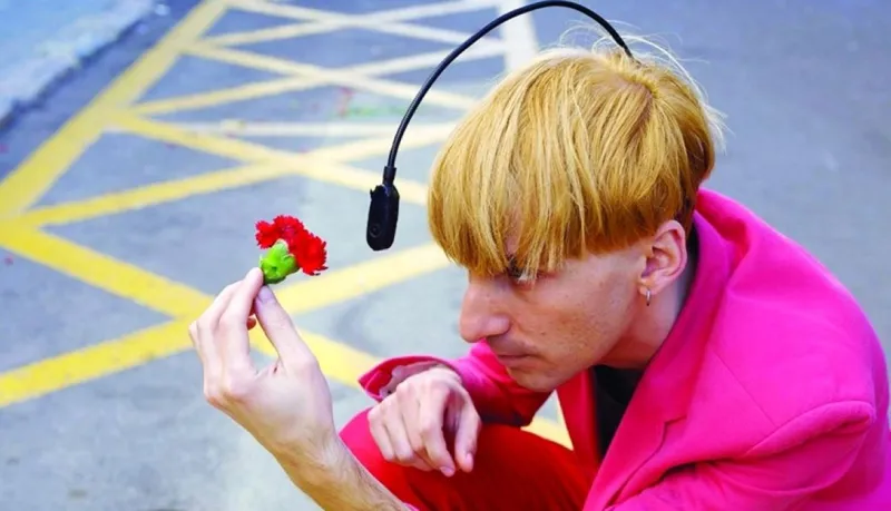 شاب بريطاني يسمع الألوان بواسطة "هوائي" ولا يراها (فيديو)