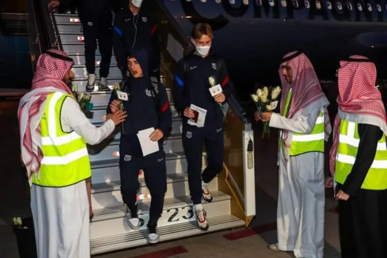 لحظة وصول فريق برشلونة لأراضي المملكة للمشاركة في «كأس مارادونا» (فيديو)