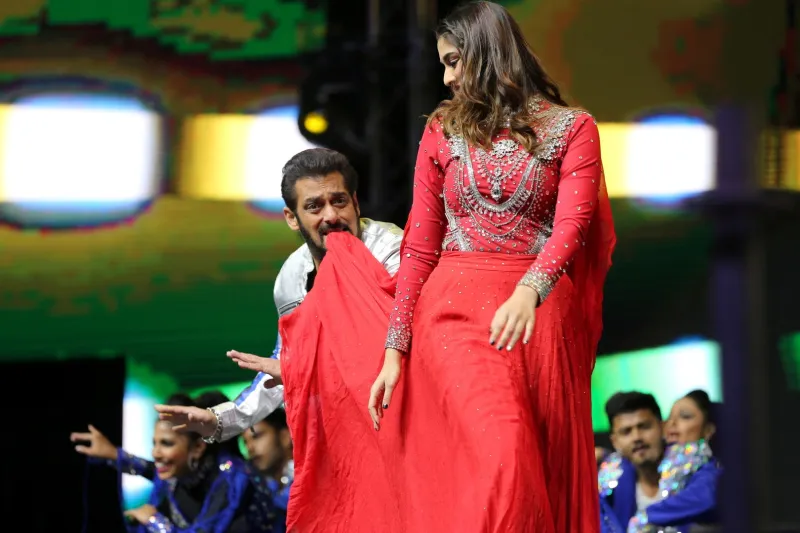 سلمان خان يشعل المسرح بحفله الاستعراضي الأول بالمملكة