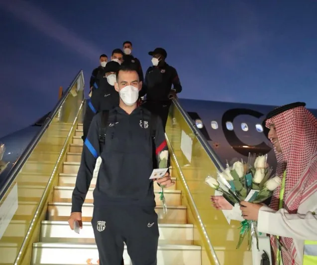 لحظة وصول فريق برشلونة لأراضي المملكة للمشاركة في «كأس مارادونا» (فيديو)