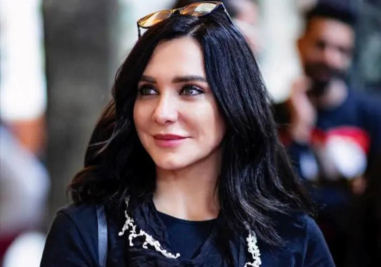 تفاصيل فقدان سلاف فواخرجي بصرها في عنبر 6