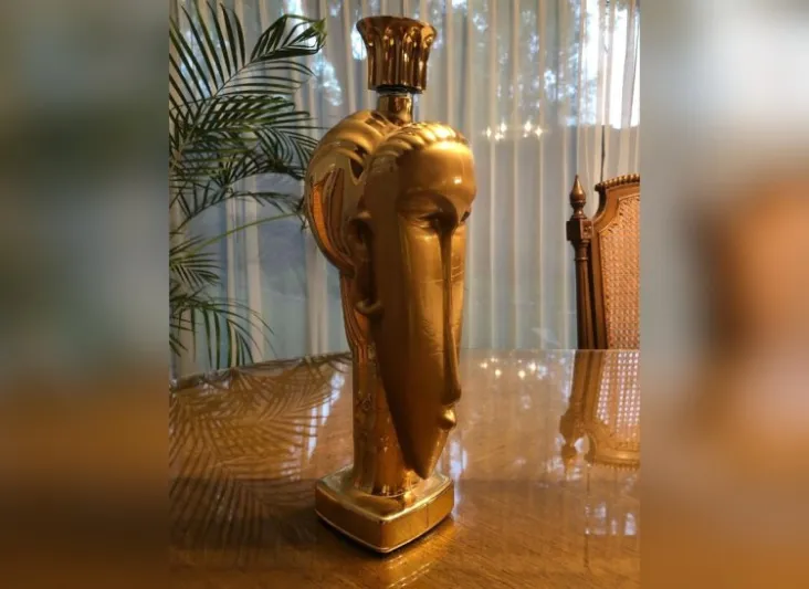 أغلى زجاجة مياه في العالم مغطاة بالكامل بالذهب الخالص وبسعر 60 ألف دولار! (فيديو)