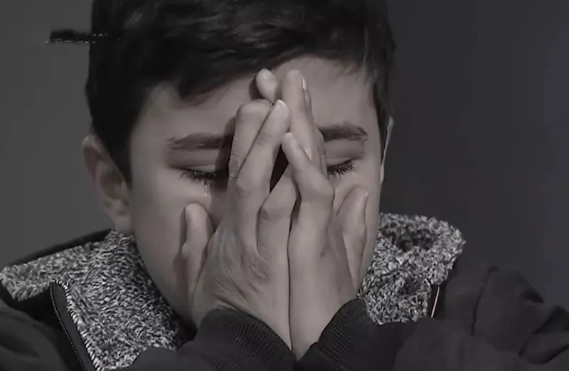 ما قصة «الطفل الباكي» الذي عدته أمه ميتًا وعذبه أخواله؟ (فيديو)