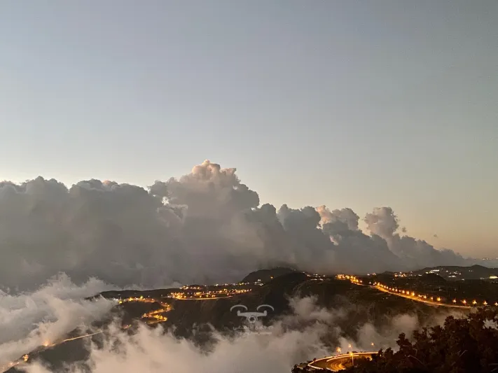 شباب يفترشون السماء في مشهد خيالي (فيديو)