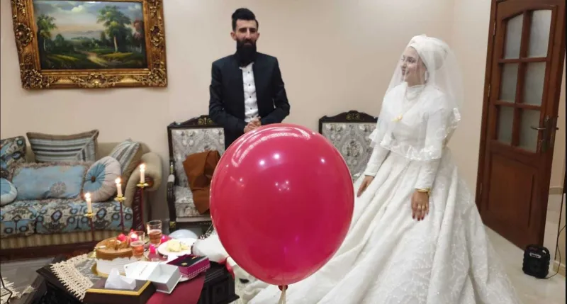 عروسان عربيان يقيمان حفل زفاف افتراضيًّا لتوفير النفقات! (فيديو)