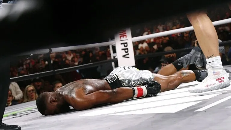 مقاتل ينظم مسابقة للسخرية من سقوطه بالضربة القاضية (فيديو)