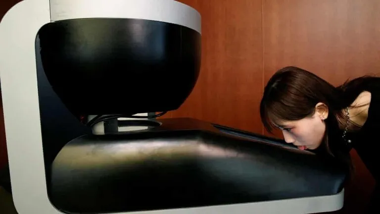 شاشة تلفاز يابانية تتذوق الأطعمة