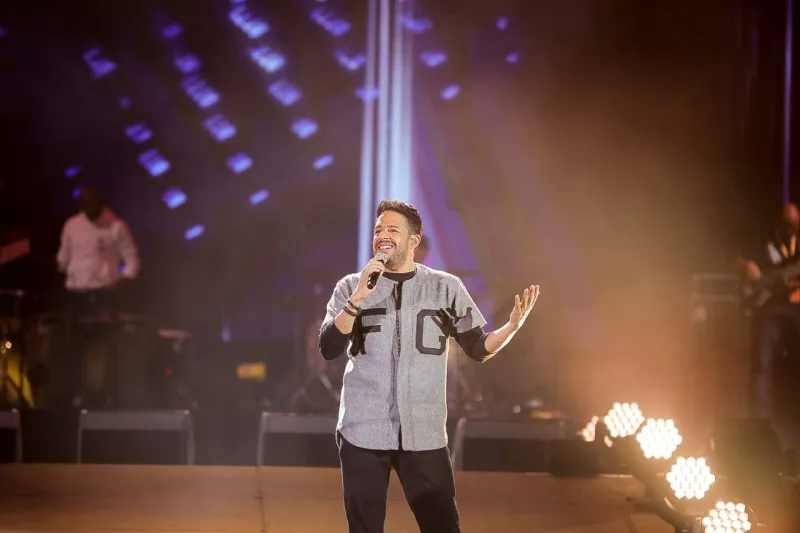 لحظة سقوط هاتف محمول على محمد حماقي في افتتاح فورمولا 1 جدة (فيديو)