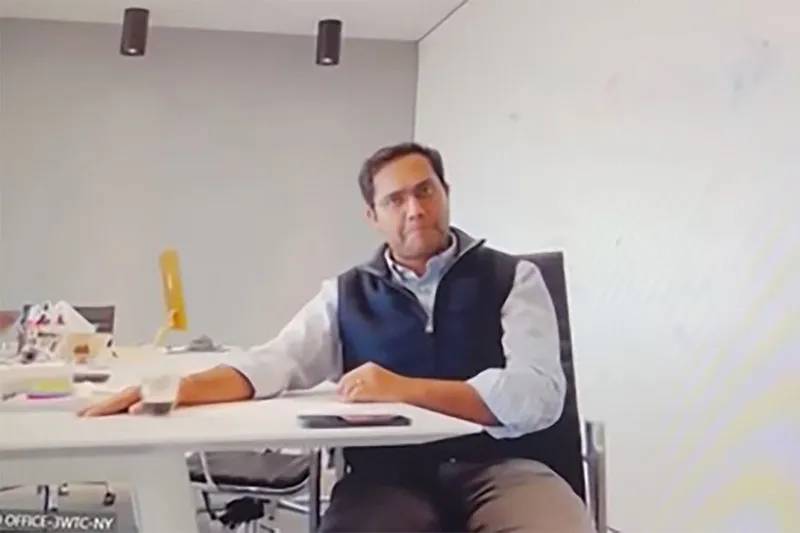 أول تعليق للمدير التنفيذي الذي فصل 900 موظف على زووم (فيديو)