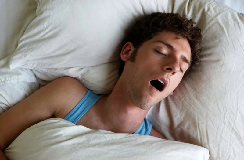 اللص الغبي يقع في قبضة الشرطة بسبب النوم 