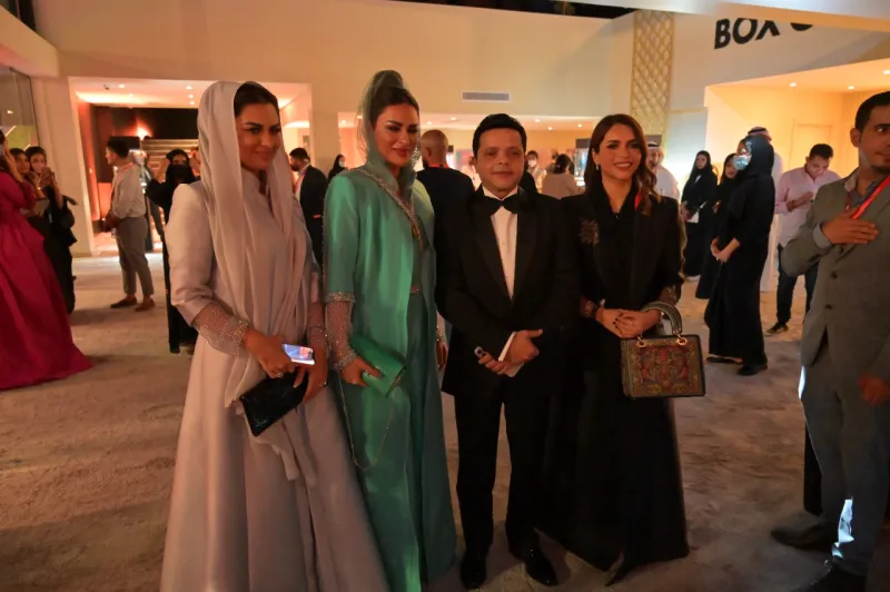 نجوم العالم يخطفن الأنظار في افتتاح مهرجان البحر الأحمر السينمائي (صور)