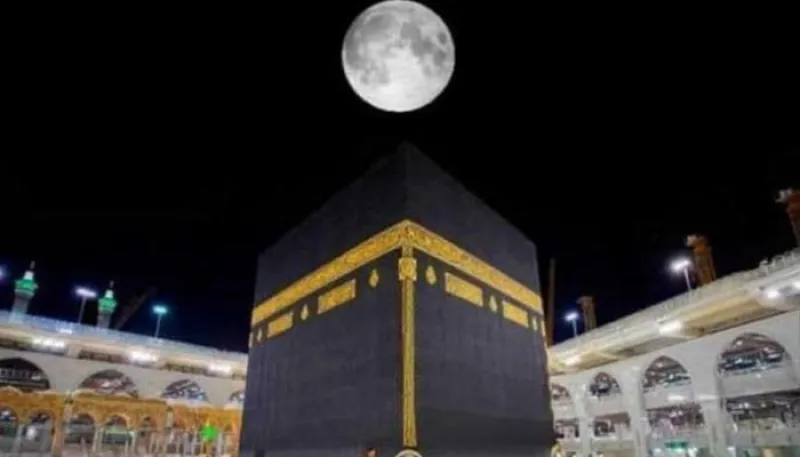 القمر يتعامد على الكعبة غدًا في هذا الموعد