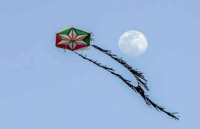 كيف يسقط شاب من طائرة ورقية؟