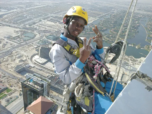 عاملان معلقان بالهواء بعد انقطاع حبل رافعة في الطابق السادس (فيديو)