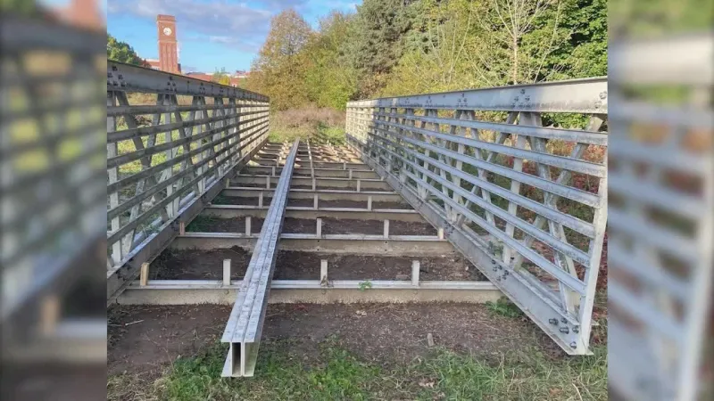  ستيني يسرق جسرًا للمشاة طوله 18 مترًا