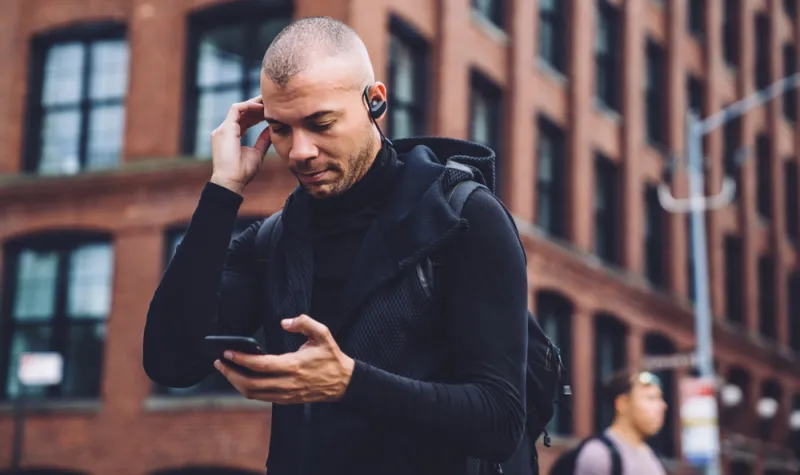 لماذا حذر الأطباء من استخدام سماعات الأذن طويلاً؟