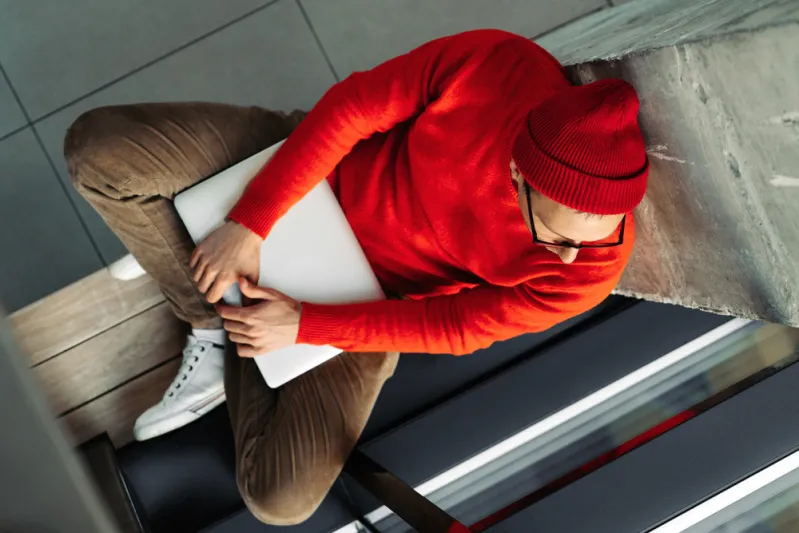 كيف تنسق التوب الصوف مع إطلالات أنيقة؟