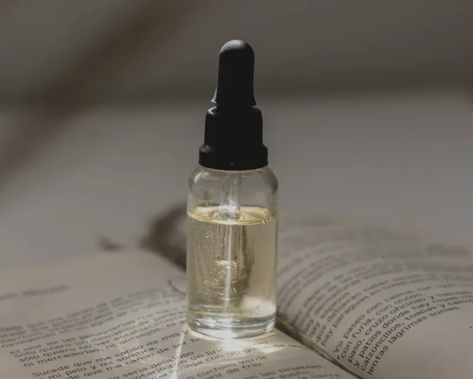 التقشير الكيميائي: دليل الرجل إلى بشرة نضرة 