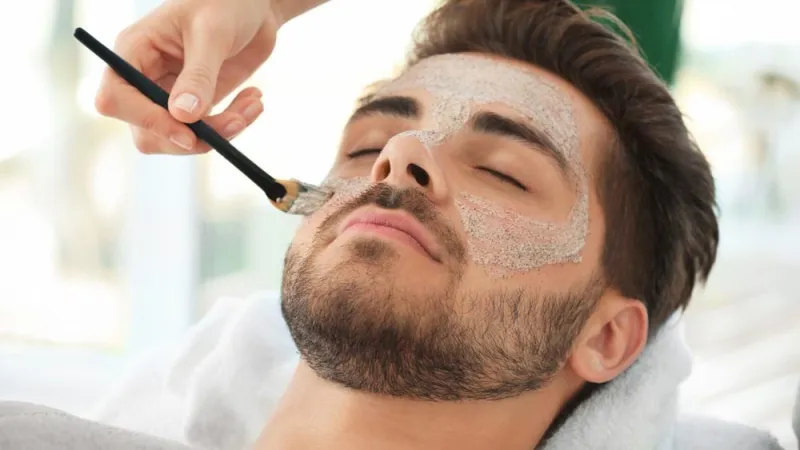 التقشير الكيميائي: دليل الرجل إلى بشرة نضرة 