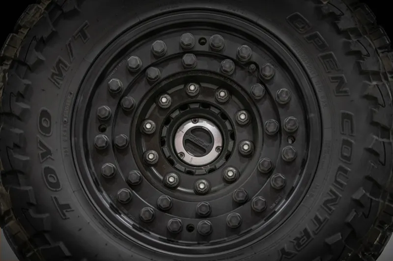 Sentry Civilian ..  سيارة بتصميم عسكري و مقصورة تُشبه الطائرات (فيديو)