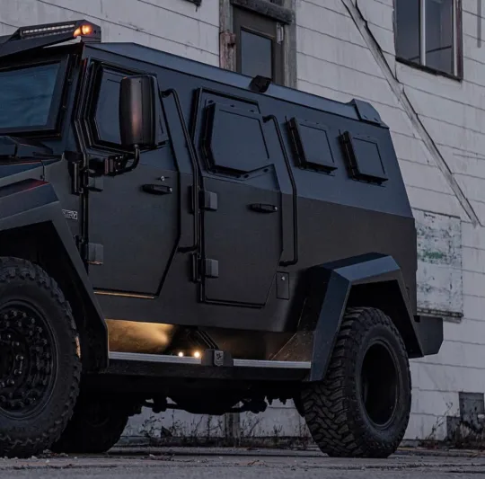 Sentry Civilian ..  سيارة بتصميم عسكري و مقصورة تُشبه الطائرات (فيديو)