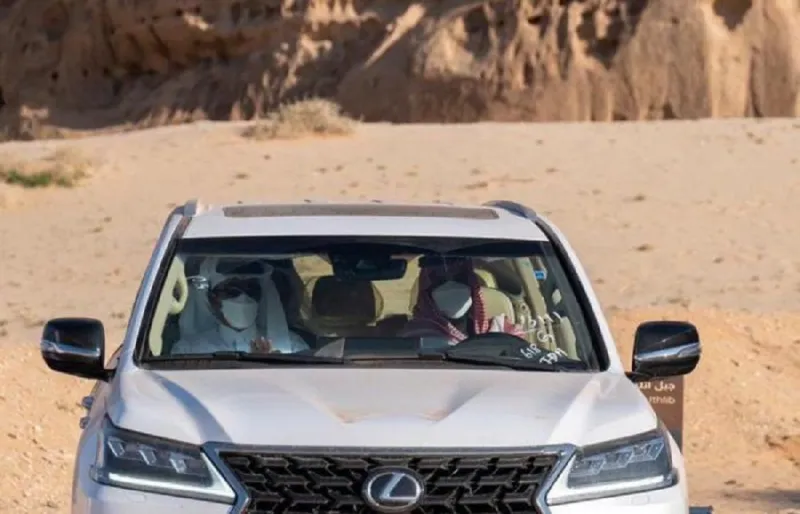 ما نوع السيارة التي قادها ولي العهد بصحبة أمير قطر في جولة العلا؟