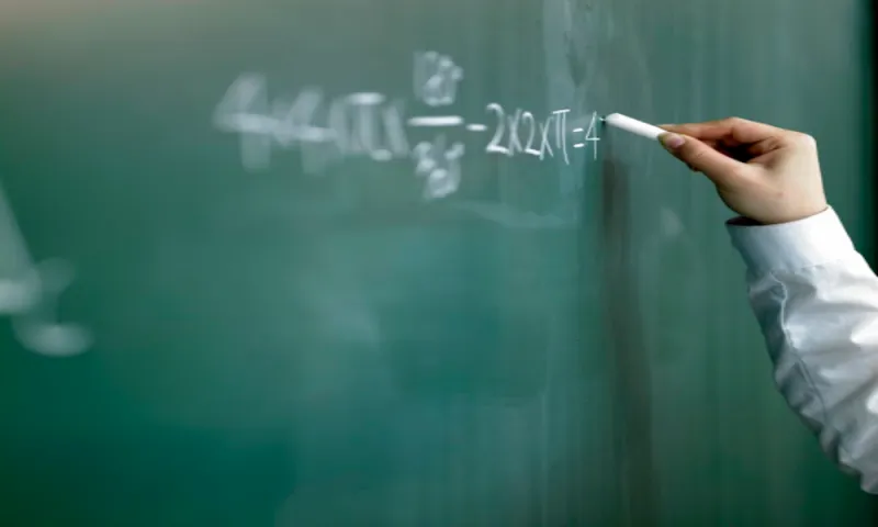 شعر عن المعلم بالفصحى لأعظم شعراء العرب