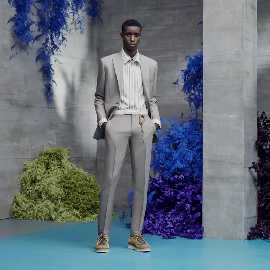 الرمادي المتألق أحد ألوان عام 2021 كيف تتقن الطلة؟