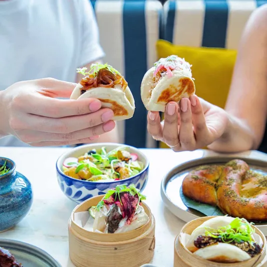 مطعم بي بي سوشيال داينينج يقدم تجربة برانش بيغ رينبو الاستثنائية