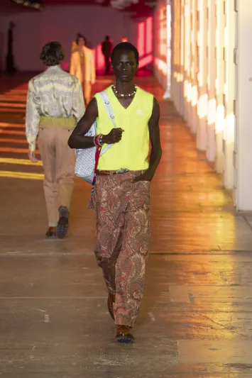 للباحثين عن الأناقة والعصرية.. تشكيلة أزياء جديدة لشتاء 2021