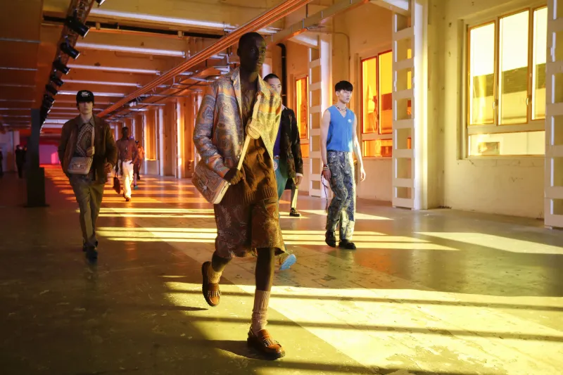 للباحثين عن الأناقة والعصرية.. تشكيلة أزياء جديدة لشتاء 2021