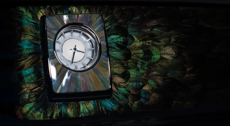 رولز رويس تحول لوحة القيادة إلى معرض فني (فيديو)