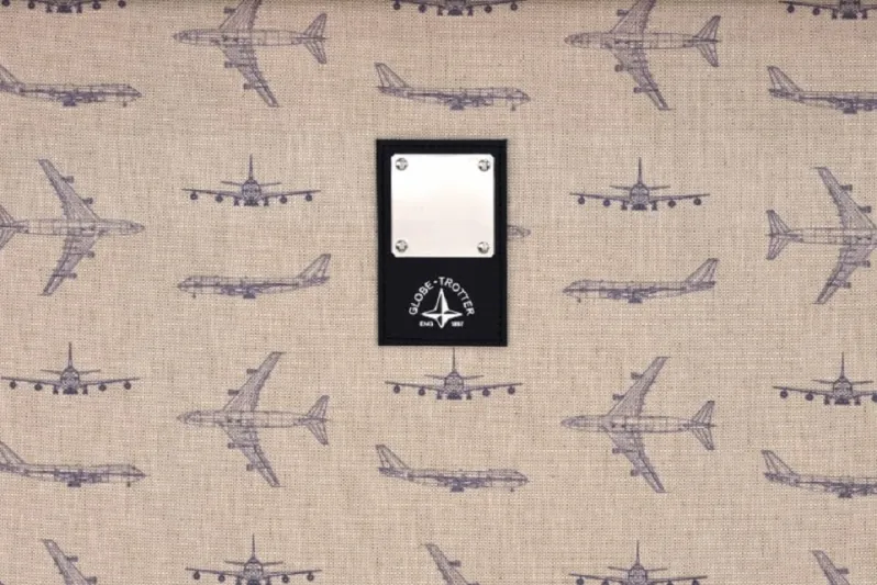 حقيبة فاخرة مصممة بأجزاء من طائرات بوينج 747 (صور)