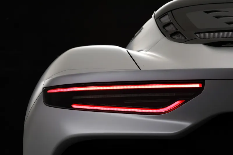 مازيراتي تستعرض سيارة MC20 الرياضية الخارقة